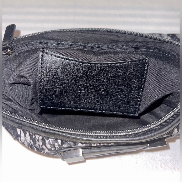 Calvin Klein weekender bag and toiletries/clutch bag - Picture 7 of 16